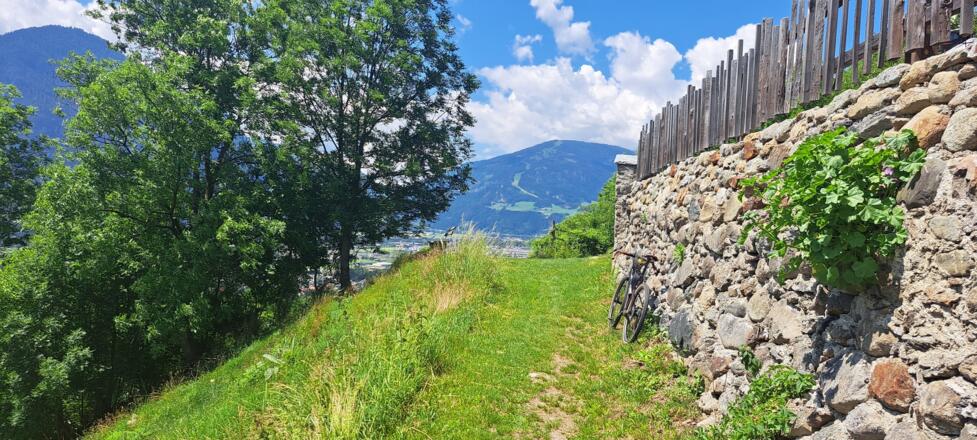 Der leicht ruppige Römerweg führt direkt nach Lienz...