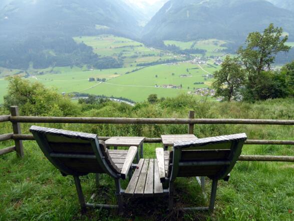 Bequeme Liegen auch am Rückweg mit Blick in das Mühlbachtal.