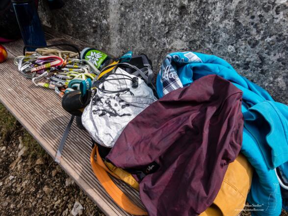 Am Fuße des Fingers wird das Klettersteigset gegen die Kletterausrüstung getauscht.