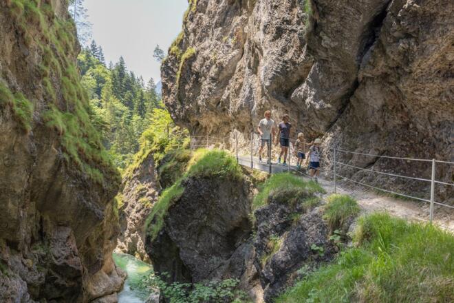 Familienwanderung durch die Tiefenbachklamm