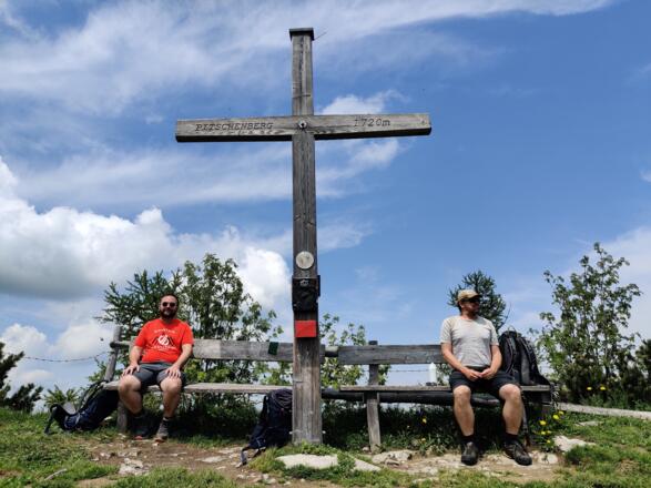 Rast am Gipfelkreuz des Pitschenbergs.