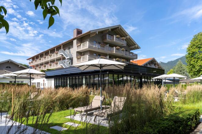 Außenliegen des Mangfall Spa mit herrlichem Ausblick.