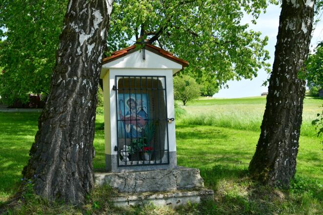 Wunderschön! Die Wegkapelle mit dem integrierten Steintrog