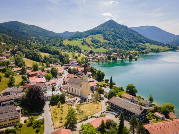 Schliersee Ort mit Kirche