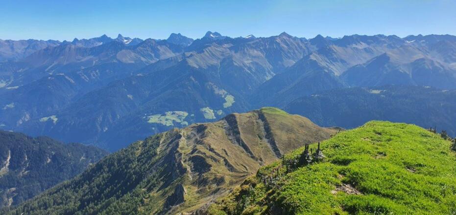 Der Heuberg ist erreicht. Die Aussicht ist nahezu grenzenlos!