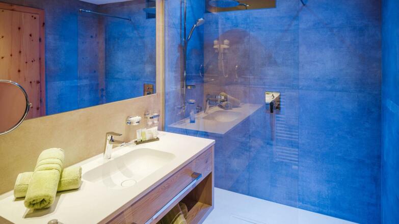 Zirbe Deluxe Suite Bad