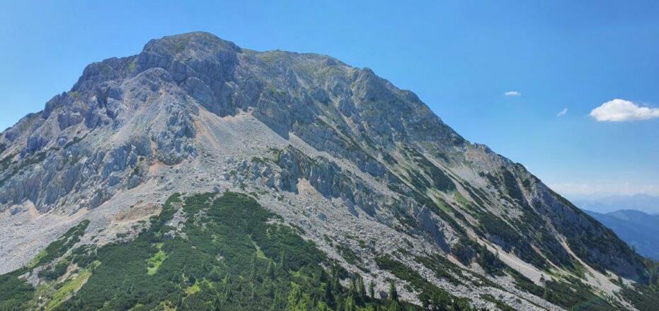 Die Rötelspitze oder Rettenstein hat den Namen von dem "Rötel" dem roten Gesteinspulver aus dem der Berg zu sein scheint. Wir haben ihn überschritten und schauen grad zurück in Freude aber auch auf die "ungute Rinne" wie sie ein Kollege hier beschrie