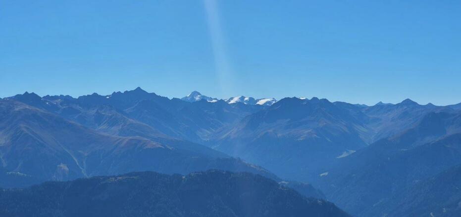 Mitte links mit dem Gletscher - Eisriesen der Ötztaler Bergwelt - die Weißkugel