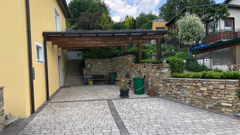 Carport bei der Villa Swoboda