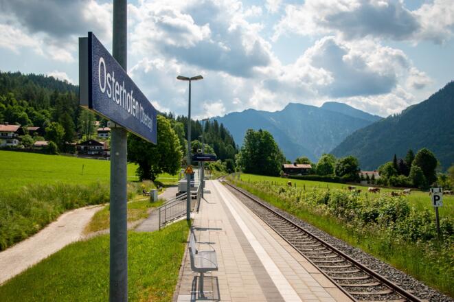 Bahnhof Osterhofen mit Blick ins Leitzachtal