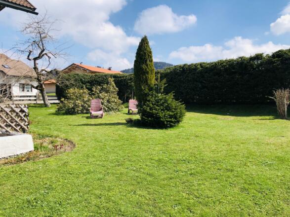 Unsere große Liegewiese läd Sie zum Verweilen ein