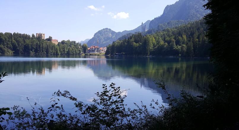 Blick über den Alpsee in Richtung Hohenschwangau und Hohenschwanstein