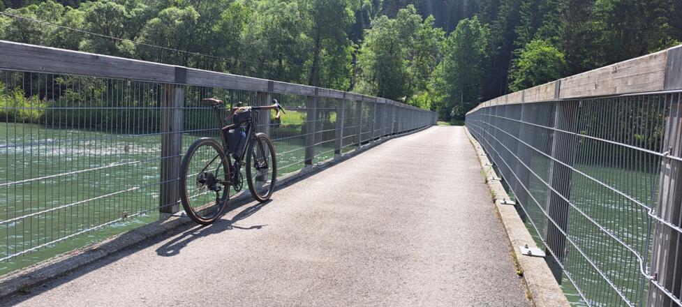 Zahlreiche Brücken führen über die Möll...