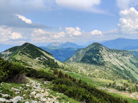 Vom Hohen Zinken der Blick zurück auf das Osterhorn und den Pitschenberg.