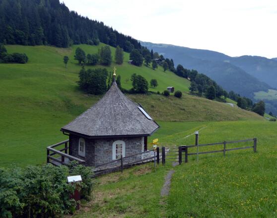 Bei der Ambrosiuskapelle zweigt der Abstieg Richtung Niedernsill nach links ab.