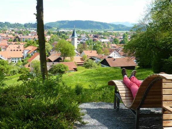 Blick von der Panoramaliege auf den Ortskern von Peiting