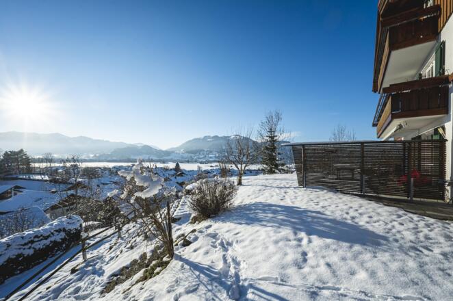 Blick vom Balkon zur Loipe und in die Skigebiete