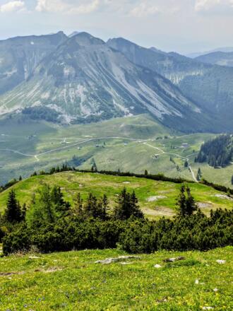 Die Genneralm liegt einem zu Füßen. Die Sehnsucht nach der Einkehr in der Posch&#039;n Hütte steigt.