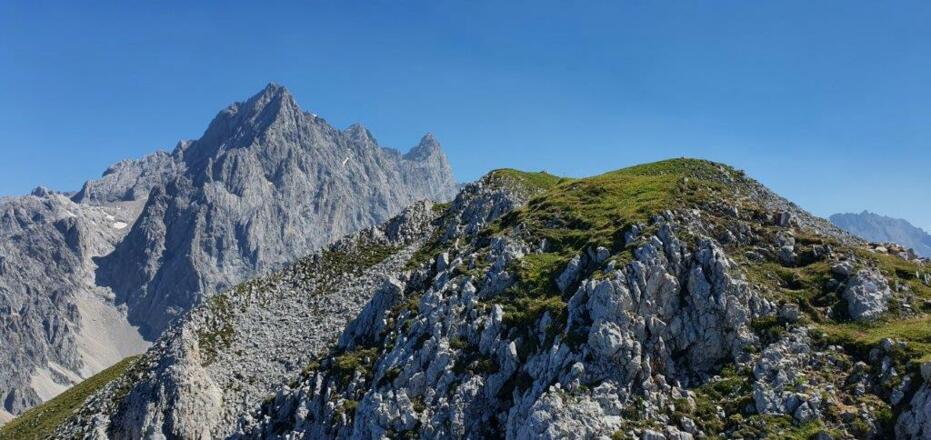 kurz vor dem Gipfel im Hintergrund der Dachstein
