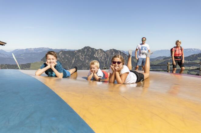 Kinder am Riesenhüpfkissen Lauserland