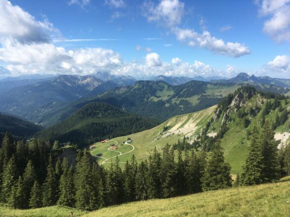 Blick vom Jägerkamp hinunter aus die Schönfeldalmen
