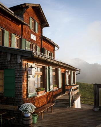 Bayreuther Hütte Terrrasse Abendsonne