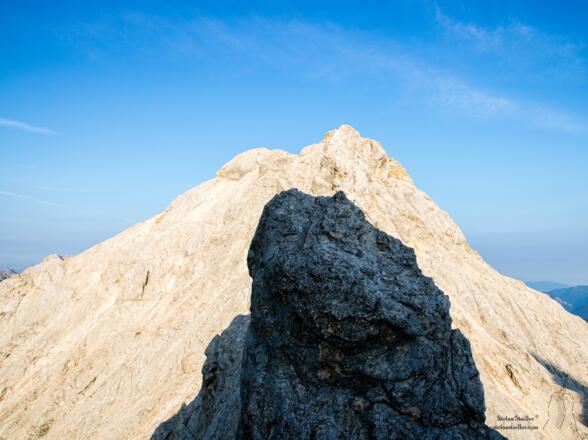 exponiert geht es am Stahlseil entlang über die Vollkarspitze