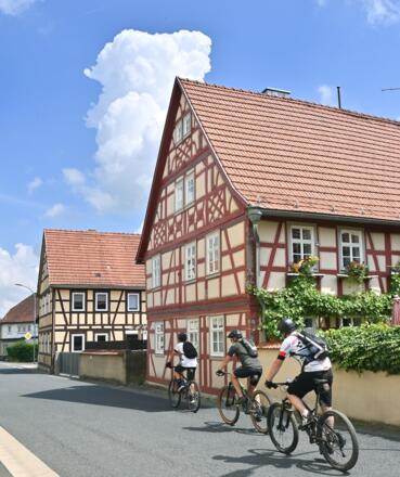 Radfahren in der Rhön - Fachwerkhäuser in Urspringen