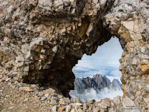 der Waxenstein durch ein Felsloch