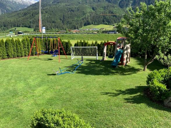 Garten mit Spielplatz