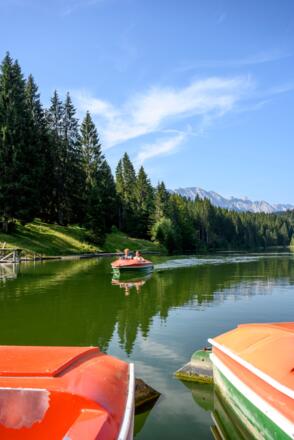 Tretboot fahren auf dem Grubsee bei Krün Sommer