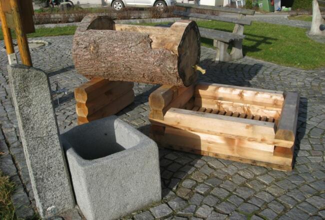 Barfußweg mit Holzbrunnen