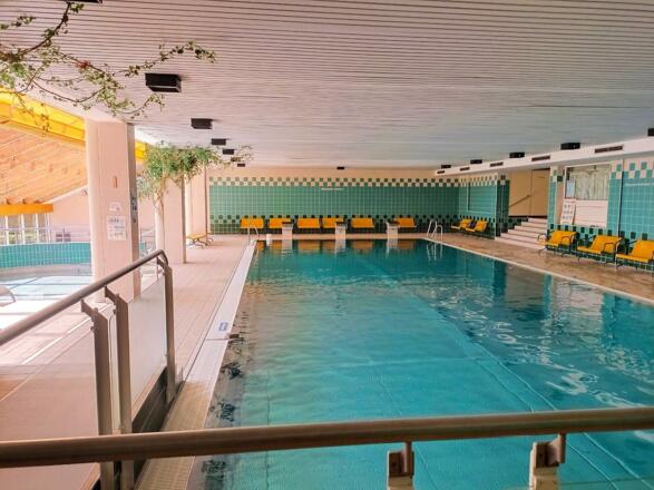 Schwimmbecken mit Startböcken