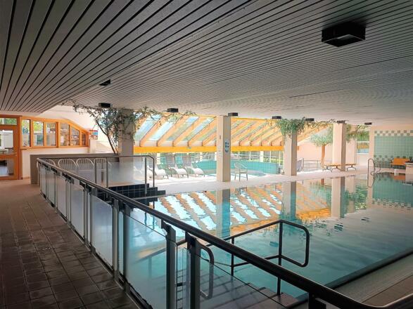 Schwimmbecken und Ruhezone