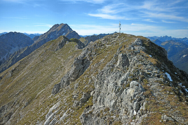 Bergtour Kreuzspitze - Gipfel mit Hochplatte im Hintergrund