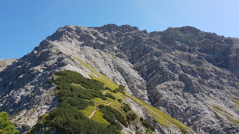 Blick auf das Gipfelkreuz Kreuzspitze