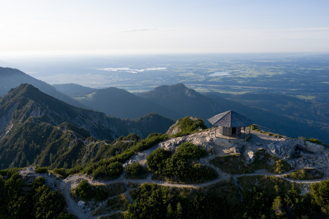 Herzogstandgipfel mit Pavillon, Blick Richtung Westen