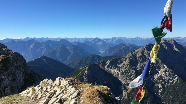 Bergpanorama vom Gipfelkreuz Kreuzspitze