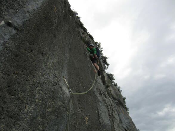 in der 2. SL an der Platte queren, dann nach oben