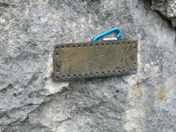 Messingschild am Einstieg zur Flower Power