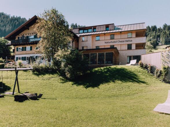 Naturhotel Chesa Valisa Stammhaus mit Spielplatz