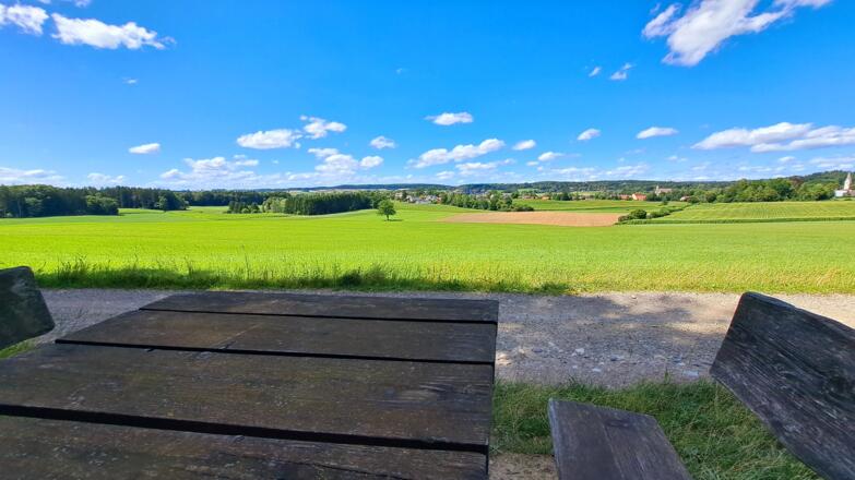 Rastplatz mit Blick auf das Ampermoos