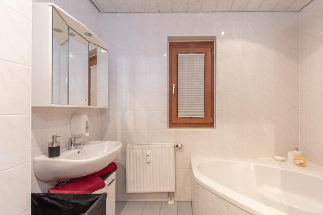 Badezimmer mit Badewanne