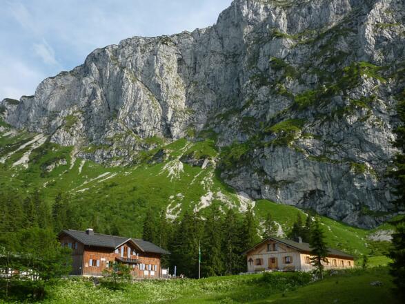 Tutzinger Hütte vor Benediktenwand-Ostflanke