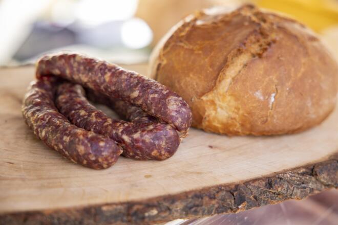 Bauernbrot und Wurst
