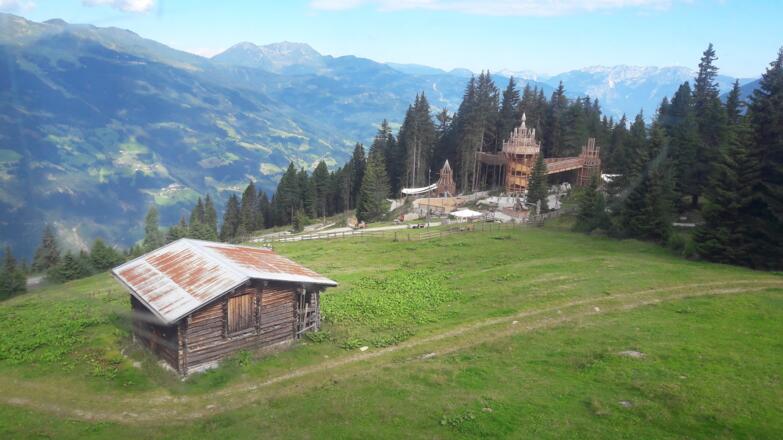 Das Fichtenschloss, eine Spielmöglichkeit für Kinder an der Bergstation