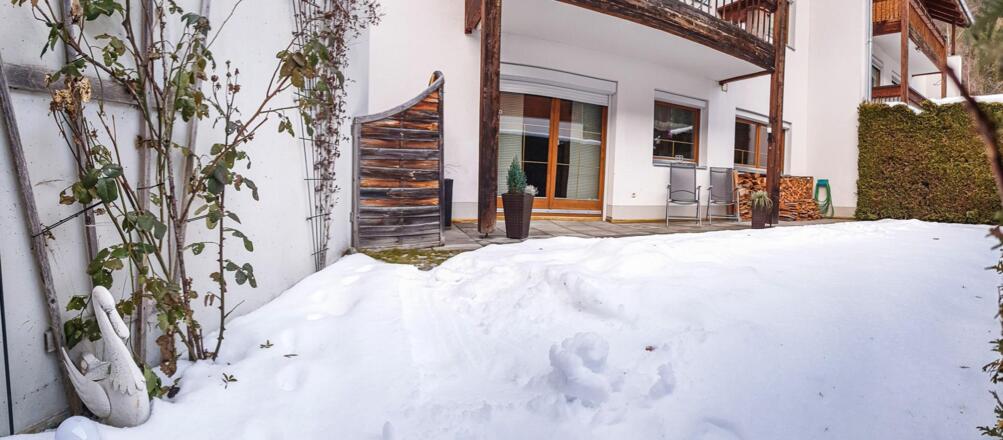 Terrasse mit Sitzgelegenheit