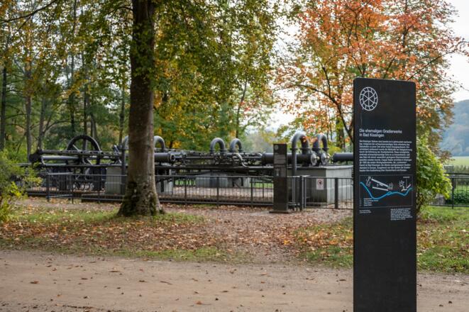 Infotafel mit Pumpwerk im Hintergrund | Bad Kissingen