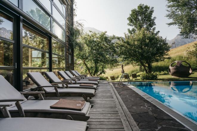 Naturhotel Chesa Valisa Outdoor Pool im Sommer