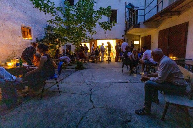 Der Innenhof am Abend